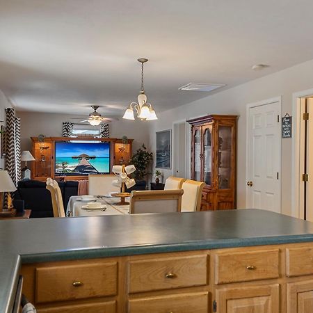 Modern Bungalow Home With Mid-Century Flair Springfield Extérieur photo